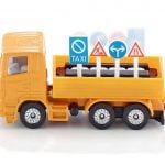 Siku kamion sa prometnim znakovima