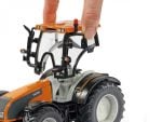 Siku traktor Valtra T191 sa kosilicom