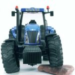 Bruder traktor New Holland T8040