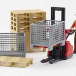 Bruder set radnik, ručni viljuškar, palete i kutije za transport