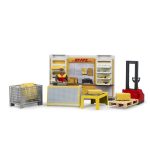 Bruder DHL dostavna služba sa šalterom, zaposlenikom, blagajnom, stolom, viličarom i paletom
