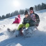 Zabavite se na snijegu s kvalitetnim John Deere sanjkama