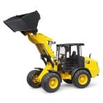 Bruder bager CAT s kotačima i kašikom - podignuta kašika