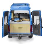 Bruder MB Sprinter kamper plavi s vozačem i setom za kampiranje - krevet iza