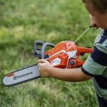 Husqvarna motorna pila igračka 550XP - dječak se igra 2