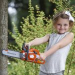 Husqvarna motorna pila igračka 550XP - djevojčica se igra