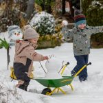 Djeca voze snijegovića u Rolly Toys John Deere tačkama