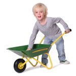 Dječak stavlja materijal u Rolly Toys tačke John Deere metalne