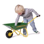 Dječak tovari stvari u Rolly Toys tačke John Deere metalne