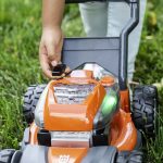 Husqvarna kosilica za travu igračka - detalji gore na kosilici