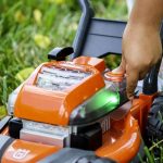 Husqvarna kosilica za travu igračka - detalji na kosilici sastrane