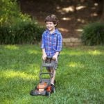 Husqvarna kosilica za travu igračka - dječak gura kosilicu