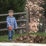 Husqvarna puhač lišća igračka - dječak puše lišće