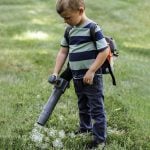 Husqvarna ruksak puhač lišća na balončiće igračka - dječak s puhačem lišća