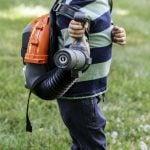 Husqvarna ruksak puhač lišća na balončiće igračka - dječak s puhačem lišća od naprijed