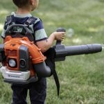Husqvarna ruksak puhač lišća na balončiće igračka - dječak s puhačem lišća s leđa
