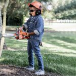 Husqvarna set motorna pila 550XP i oprema - igračka - dječak s opremom