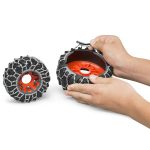 Bruder traktor Claas Axion 950 s lancima i ralicom za snijeg - kotači s lancima